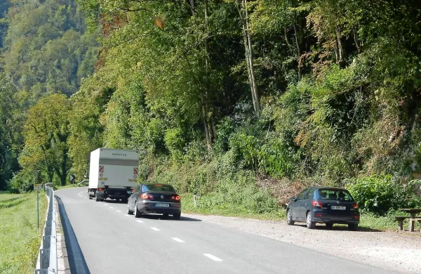 Na tem odseku ceste z nevarnim ovinkom pri Oblazu  bodo vrtali 
predor.