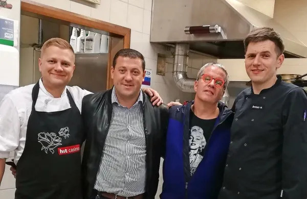 Kuharji in gostje (z leve): Dalibor  Janačković, Knamov sodelavec, 
Ernst Knam in Matjaž Šinigoj