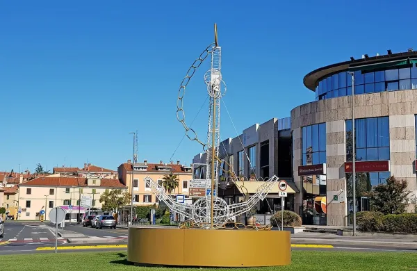 Na krožišče med večnamenskim objektom Solis in koprsko tržnico 
so včeraj že namestili novoletno svetleče sidro iz aluminijaste 
zlate konstrukcije.
