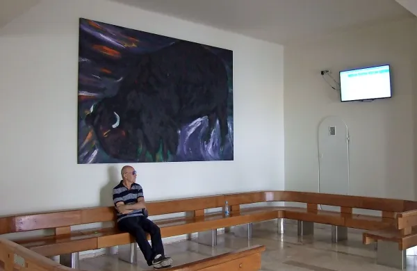 Na prostoru prej temačnega bifeja je zdaj svetla, urejena čakalnica. 