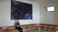 Na prostoru prej temačnega bifeja je zdaj svetla, urejena čakalnica. 
