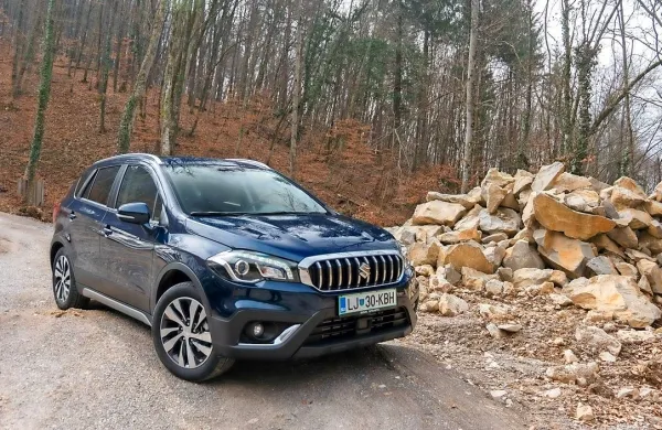 Prenovljeni S-cross deluje zrelo in odločno.