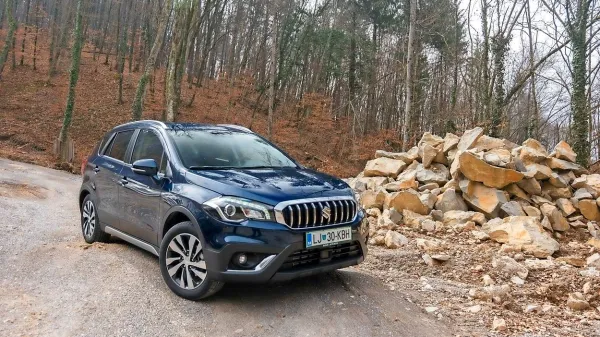 Prenovljeni S-cross deluje zrelo in odločno.
