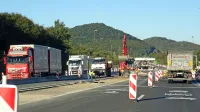 Poleg rušenja postaje Dane urejajo še sredinski ločilni pas. Promet teče brez zastojev, kljub temu da je speljan po enem pasu.