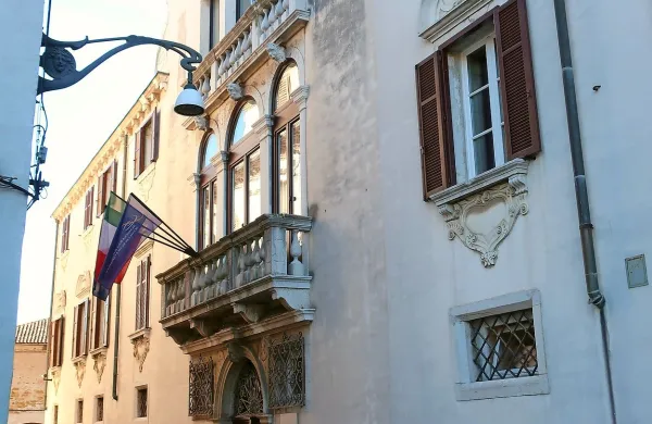 Glasbena šola Koper domuje v Gallusovi ulici ob trgu Brolo.   