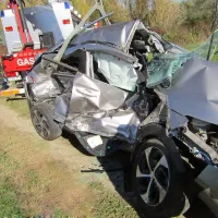 Avtomobilska pločevina je bila po nesreči popolnoma zmaličena,  
voznik pa je hudo poškodovan ostal ukleščen v vozilu.