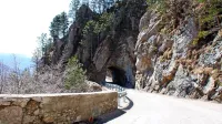 Zapora cesta pomeni, da morajo domačini s Predmeje in Otlice v 
dolino po daljši poti čez Col.  