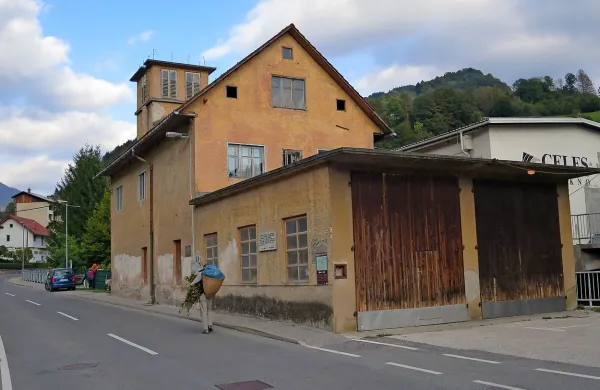 Ali bo opuščeni gasilski dom res postal društveni dom, bo znano 
šele po volitvah.