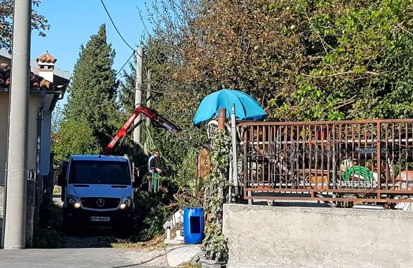 Delavci koprske Marjetice so včeraj pri zbiratelju krame na 
Škofijah znova odstranjevali odpadke, ki jih je tokrat kopičil na 
občinskem zemljišču.