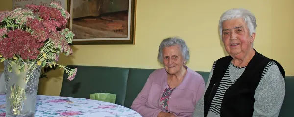 Stanovalki postojnskega doma upokojencev Anica Vatovec (levo) 
in Martina Koman pravita, da v domu radi pomagata po svojih  
močeh. 