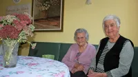 Stanovalki postojnskega doma upokojencev Anica Vatovec (levo) 
in Martina Koman pravita, da v domu radi pomagata po svojih  
močeh. 