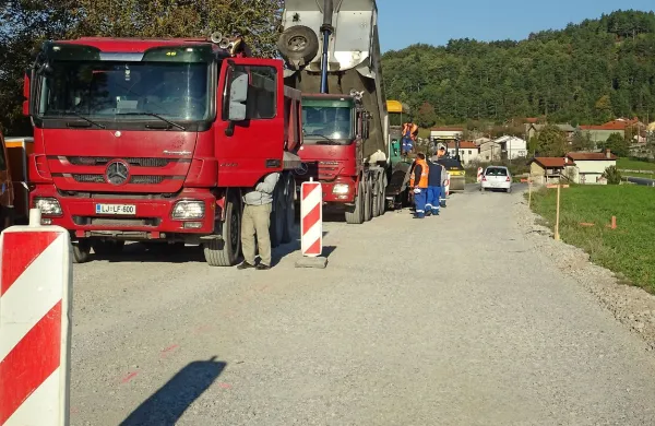 Nov asfalt v teh dneh polagajo še na odseku ceste v Famljah pri 
križišču za Škoflje, nato morajo zarisati še črte in opraviti druga 
zaključna dela. 