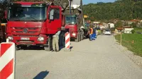 Nov asfalt v teh dneh polagajo še na odseku ceste v Famljah pri 
križišču za Škoflje, nato morajo zarisati še črte in opraviti druga 
zaključna dela. 