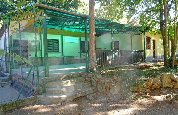 Objekt pri balinišču je Dom upokojencev Sežana legaliziral in bi ga 
brezplačno oddal občini, ki bi ga obnovila, v njem pa bi zaživel 
večgeneracijski center. 