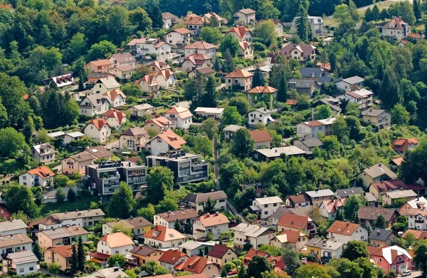 V obdavčitev bi zajeli vse nepremičnine, brez izjem, saj bi široka davčna osnova omogočila, da bi bile davčne stopnje  čim nižje. 