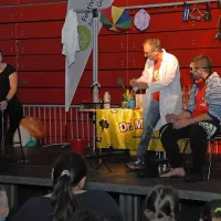 Ori Weyl iz Izraela v šovu Dr. Molecule z veliko navdušenja in 
znanstveno natančnostjo prikazuje kemične reakcije, skrivnostne 
fizikalne sile in še veliko več.