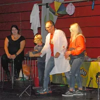 Ori Weyl iz Izraela v šovu Dr. Molecule z veliko navdušenja in 
znanstveno natančnostjo prikazuje kemične reakcije, skrivnostne 
fizikalne sile in še veliko več.