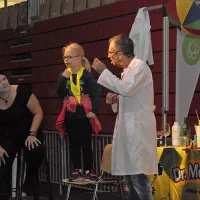 Ori Weyl iz Izraela v šovu Dr. Molecule z veliko navdušenja in 
znanstveno natančnostjo prikazuje kemične reakcije, skrivnostne 
fizikalne sile in še veliko več.