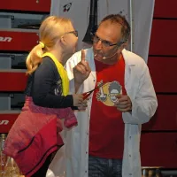 Ori Weyl iz Izraela v šovu Dr. Molecule z veliko navdušenja in 
znanstveno natančnostjo prikazuje kemične reakcije, skrivnostne 
fizikalne sile in še veliko več.