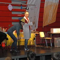 Ori Weyl iz Izraela v šovu Dr. Molecule z veliko navdušenja in 
znanstveno natančnostjo prikazuje kemične reakcije, skrivnostne 
fizikalne sile in še veliko več.