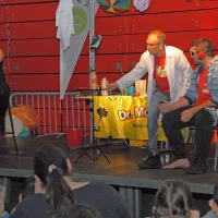 Ori Weyl iz Izraela v šovu Dr. Molecule z veliko navdušenja in 
znanstveno natančnostjo prikazuje kemične reakcije, skrivnostne 
fizikalne sile in še veliko več.