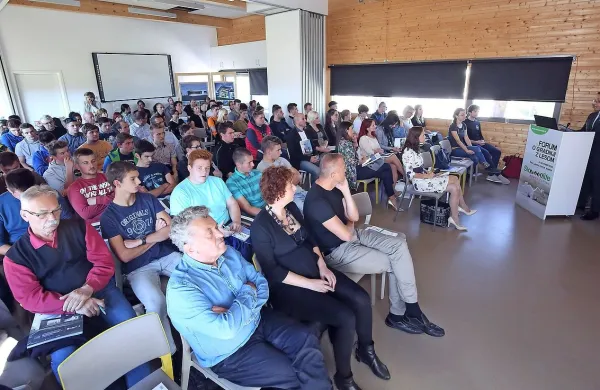 Forum,  namenjen predvsem podjetjem, ki se ukvarjajo s sodobno 
trajnostno gradnjo, in  arhitektom,  je začel Jože Prikeržnik, 
generalni direktor  Direktorata za lesarstvo. 