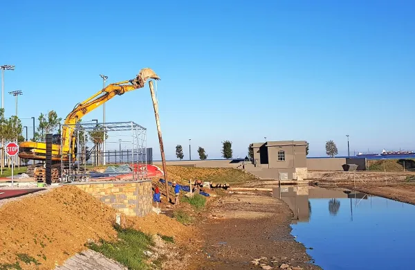 Delavci so včeraj začeli popravljati brežino, ki se je konec 
prejšnjega meseca udrla ob novih igriščih za odbojko na mivki. 
