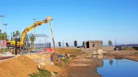Delavci so včeraj začeli popravljati brežino, ki se je konec 
prejšnjega meseca udrla ob novih igriščih za odbojko na mivki. 