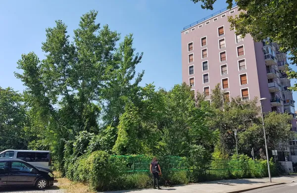 Stolpič so zgradili leta 1960, ko še ni bilo predpisov za potresno 
varno gradnjo, zato stanovalci opozarjajo na visoko tveganje za 
poškodbe na temeljih stavbe. 
