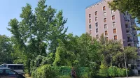  Stolpič so zgradili leta 1960, ko še ni bilo predpisov za potresno 
varno gradnjo, zato stanovalci opozarjajo na visoko tveganje za 
poškodbe na temeljih stavbe. 