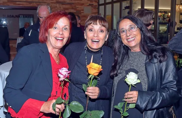 Srečanja so se razveselile (z leve) prva učiteljica harfe na Glasbeni 
šoli Koper Svetlana Lučka Joksić, nekdanja ravnateljica Marija 
Gombač in profesorica klavirja  Nuša Gregorič. 