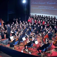 Čestitke, nasmehi, glasba in zastava