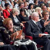 Čestitke, nasmehi, glasba in zastava