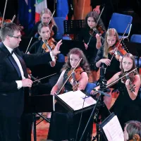 Simfonični orkester Vladimir Lovec je z  mladinskim in dekliškim zborom nastopil pod taktirko 
gostujočega dirigenta Kazimierza Dąbrowskega s Poljskega. 