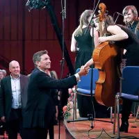 Čestitke, nasmehi, glasba in zastava