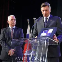 Glasbeni šoli Koper je v slavnostnem govoru čestital   predsednik 
republike Borut Pahor. Ravnatelju Iztoku Babniku je izročil 
protokolarno priznanje - uokvirjeno državno zastavo.  