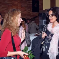 Čestitke, nasmehi, glasba in zastava