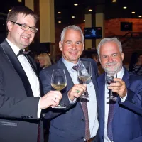 Čestitke, nasmehi, glasba in zastava