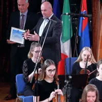 Čestitke, nasmehi, glasba in zastava