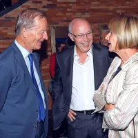 Čestitke, nasmehi, glasba in zastava