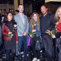 Čestitke, nasmehi, glasba in zastava