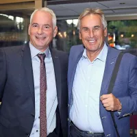 Čestitke, nasmehi, glasba in zastava