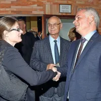 Čestitke, nasmehi, glasba in zastava