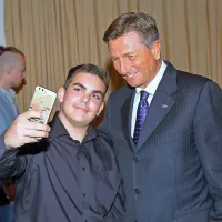 Čestitke, nasmehi, glasba in zastava