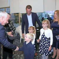 Čestitke, nasmehi, glasba in zastava