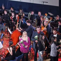 Čestitke, nasmehi, glasba in zastava