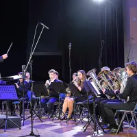 Čestitke, nasmehi, glasba in zastava