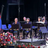 Čestitke, nasmehi, glasba in zastava