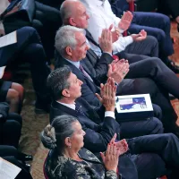 Čestitke, nasmehi, glasba in zastava