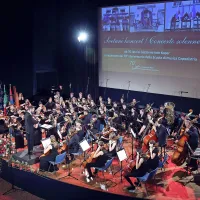 Čestitke, nasmehi, glasba in zastava